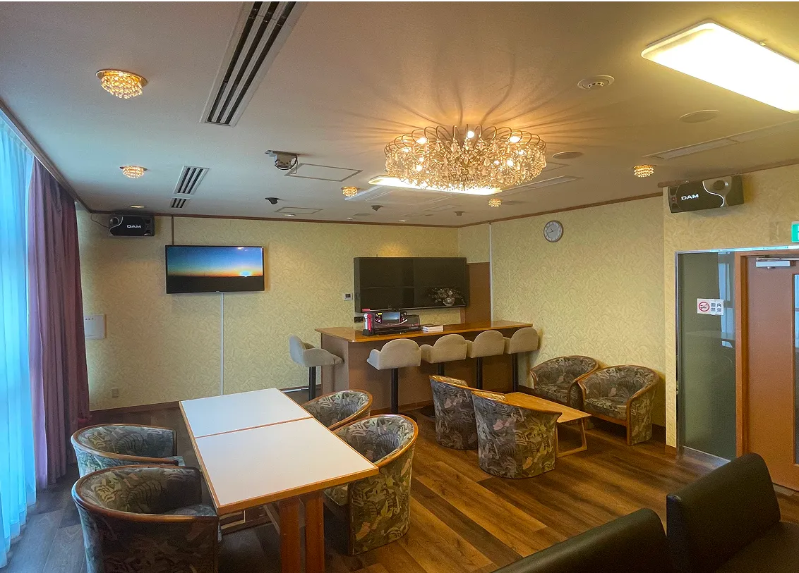 カラオケラウンジ「クレッセント」（2階）